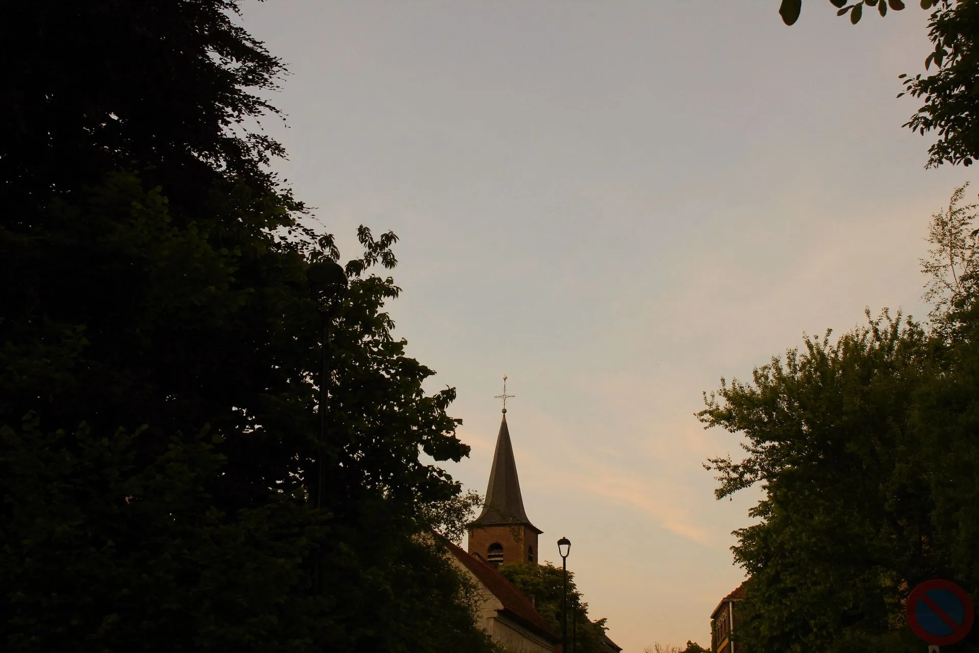 De dorpskerk van Sint-Denijs-Boekel bij valavond