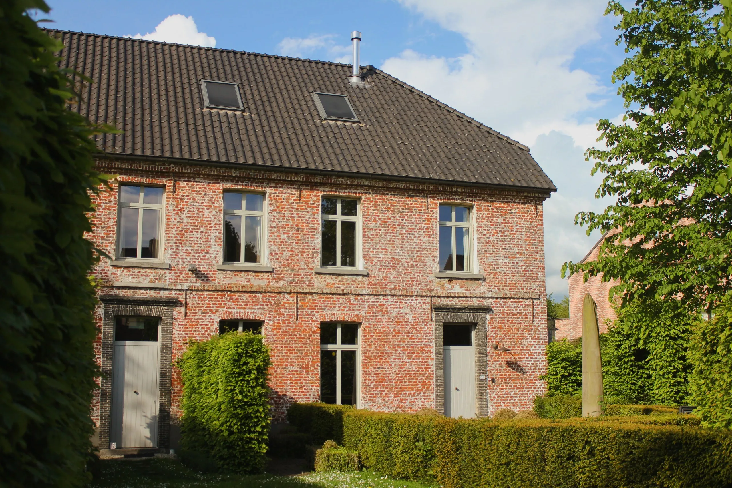Gevel van het 18e-eeuwse landhuis in rode baksteen