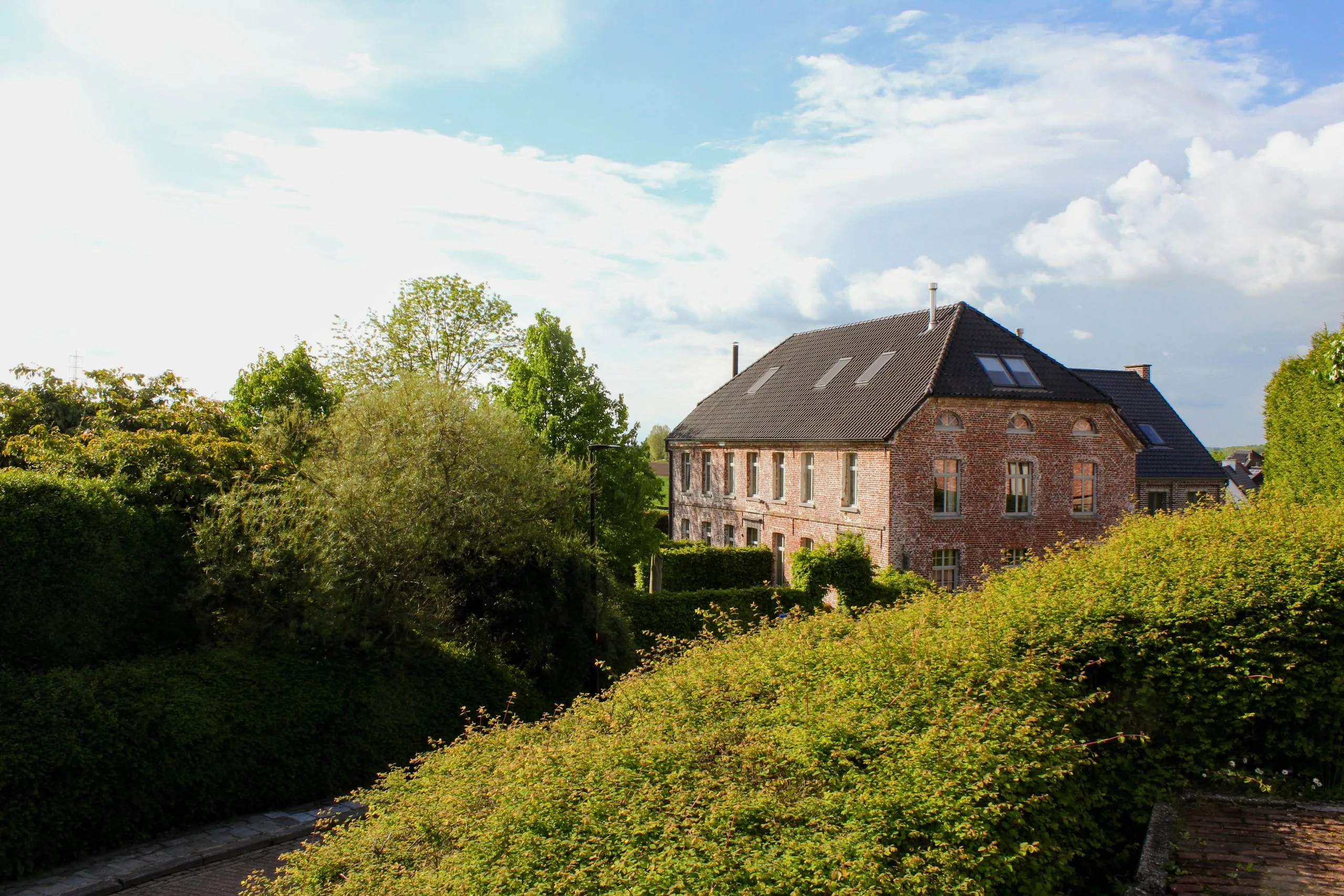 Het landhuis gezien vanuit de groene omgeving
