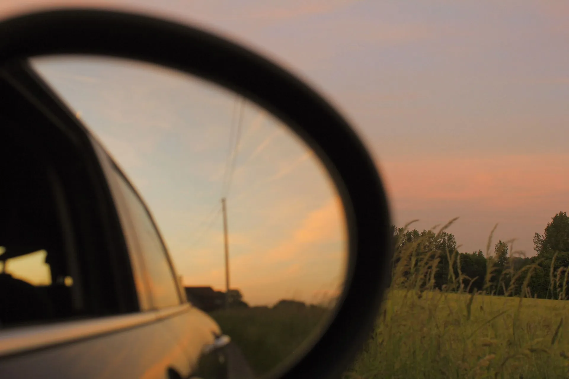 Velden in de Zwalmstreek bij zonsondergang