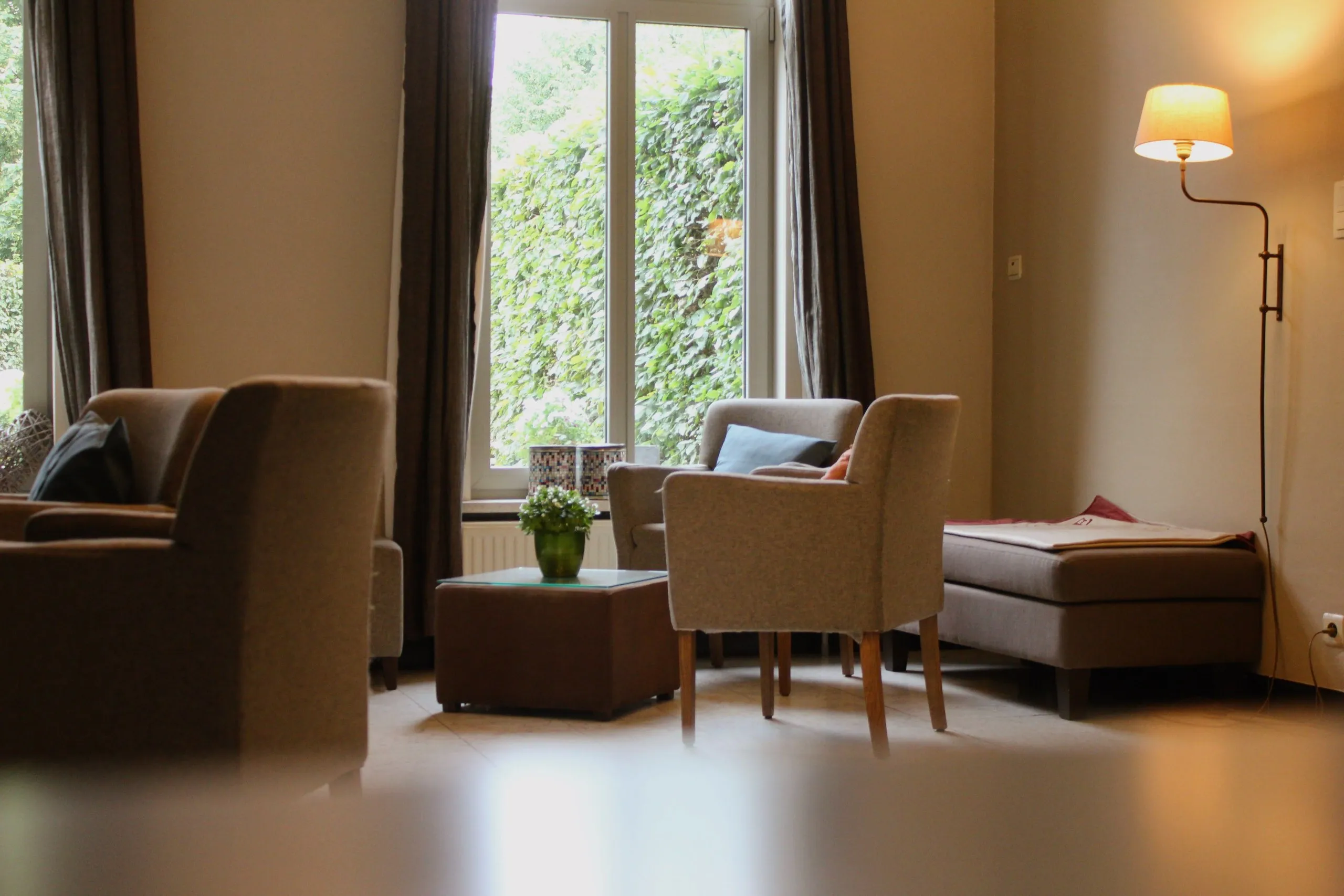 Lichte zithoek met fauteuils bij het raam
